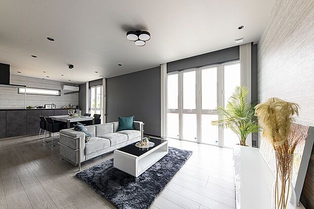 【【当社施工例/LDK】】グレーを基調とした内装が印象的で、シックで大人っぽい雰囲気にまとまった邸宅。