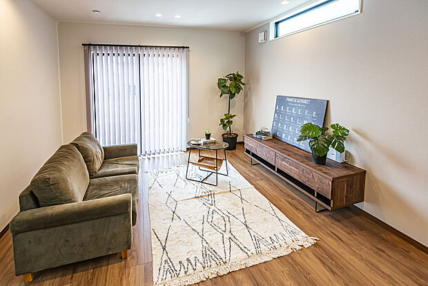 【【1階約20.0帖LDK/D号地モデルハウス】】リビング近くの大きな窓は明るい南東向き。心地よい陽光に包まれ、寛ぎに満ちた時間をお過ごしいただけます。一部は家具レイアウトと干渉しないハイサイドライトを