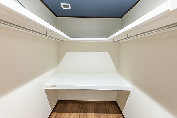 【【2階約3.2帖WIC/D号地モデルハウス】】2階約7.0帖主寝室は、約3.2帖の大容量WIC付き!枕棚やハンガーパイプ、中段付きで荷物をたっぷりと収納できます。扉がなく、荷物の出し入れがスムーズに◎