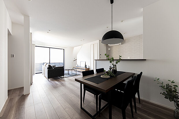 【【当社施工例/LDK】】19.3帖のゆとりあるLDK。リビング階段を採用することで、1階と2階を行き来するたびに必ずリビングを通る動線になり、自然と家族の会話が増えます。