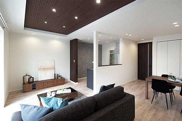 【【G号地モデルハウス／LDK】】広々とした空間が確保されたキッチンから、リビングにいる家族と会話が楽しめる間取りですね。