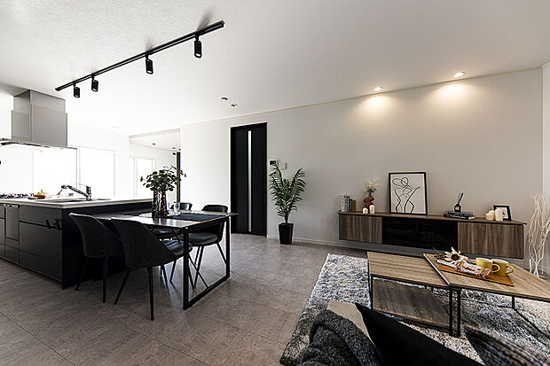 【【当社施工例/LDK】】LDKはゆったりとした19帖超の空間。窓から沢山の光が入り、部屋を照らしてくれます。家族皆で優雅なひと時を過ごすことが出来ます。