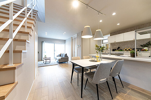 【【当社施工例／LDK】】リビングの窓から差し込む日差しが、室内を暖かく包み込み、くつろぎの空間を演出します。