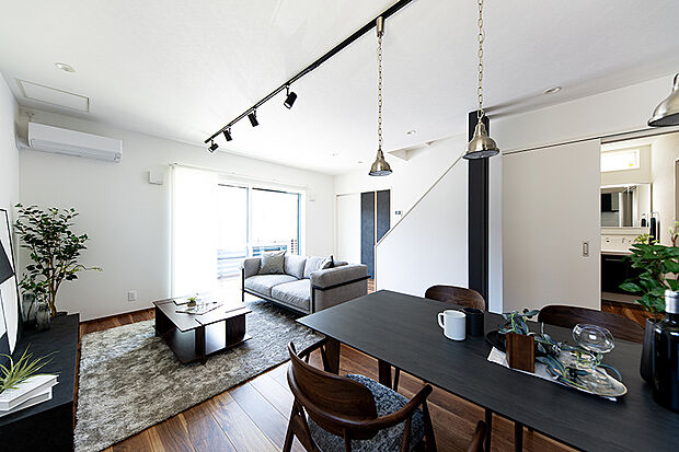 【【当社施工例／DL】】白い壁と木目床のコントラストが清潔感を演出。差し込む日光で明るく心地よい空間に。