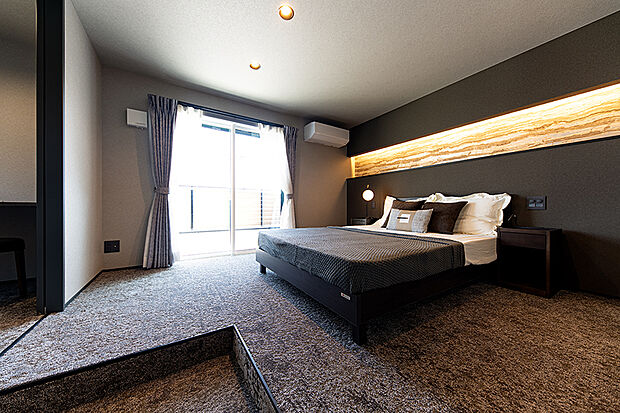 【【お近くで公開中のモデルハウス／LDK】】落ち着いたダークブラウンの主寝室は、安らぎと安心感に包まれる空間に。