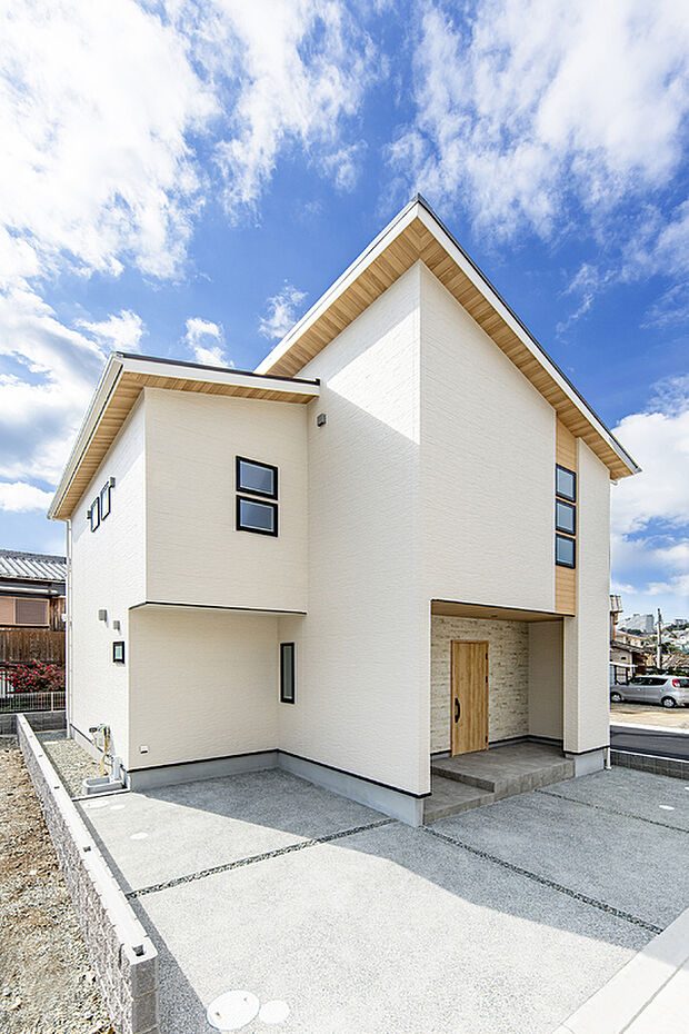 【【お近くで公開中のモデルハウス／外観】】ベージュを基調とした温かみのある外観に、木目調の軒天がアクセントとなり、デザイン性を高めています。