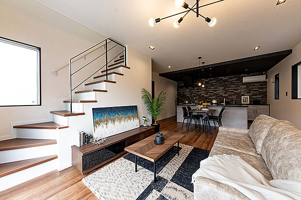 【【当社施工例／LDK】】木目調の床材とホワイトクロスが織りなす空間は、ぬくもりと清潔感をあわせ持つ上質な住まいです。キッチンにはレンガ調のクロスを採用し、空間にメリハリを生むことで、より高いデザイン性