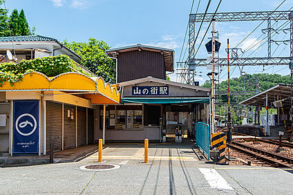 神鉄有馬線「山の街」駅 約1500ｍ(自転車約６分)