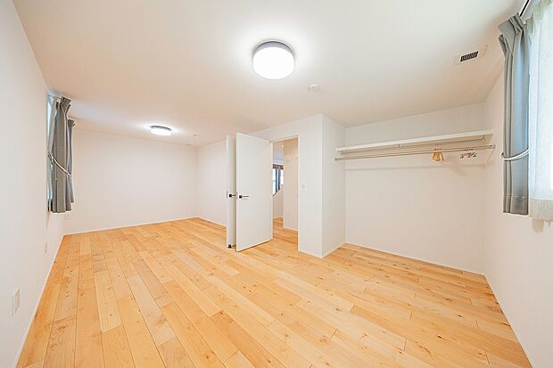 【-】お子様が小さいうちは広い子供部屋として、成長されたら個々のお部屋として2部屋に分けるなど、ライフステージに合わせてお使いいただけます。