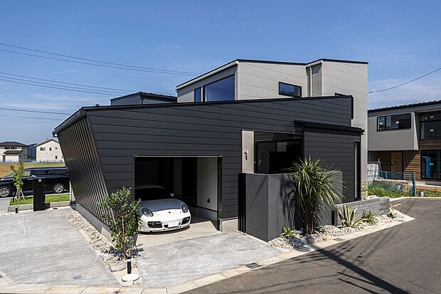 【1号棟】ガレージとガルバリウム鋼板の相性が抜群。スタイリッシュで洗練された外観です。ガレージ左手にも駐車スペースがございます。