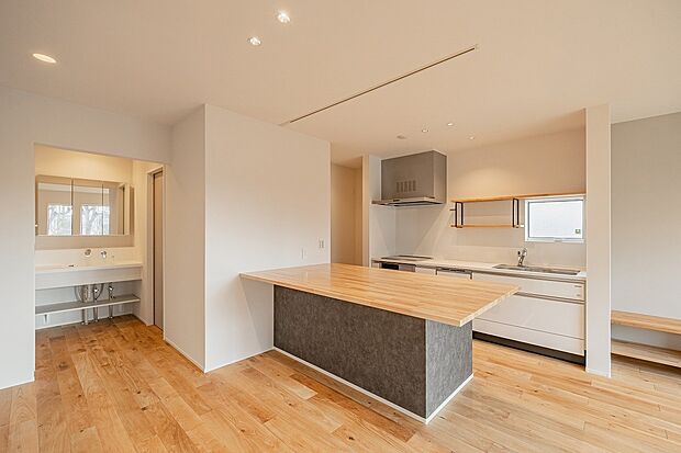 【-】作業台兼、ダイニングテーブルは下が収納になっており、電子レンジや炊飯器を収納可能。冷蔵庫もキッチン奥のパントリーに置くため、スッキリとした空間を保ち、木の柔らかな雰囲気を味わえます。