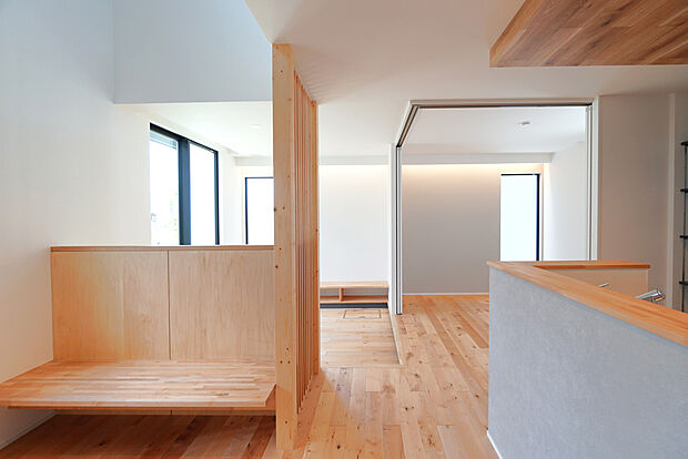 【25号棟　LDK】視線が抜けて明るく広がりを感じられるLDK。ダイニング・リビング・フリースペースがそれぞれ緩やかに分かれており、食べる・寛ぐなど、暮らしのリズムが整います。