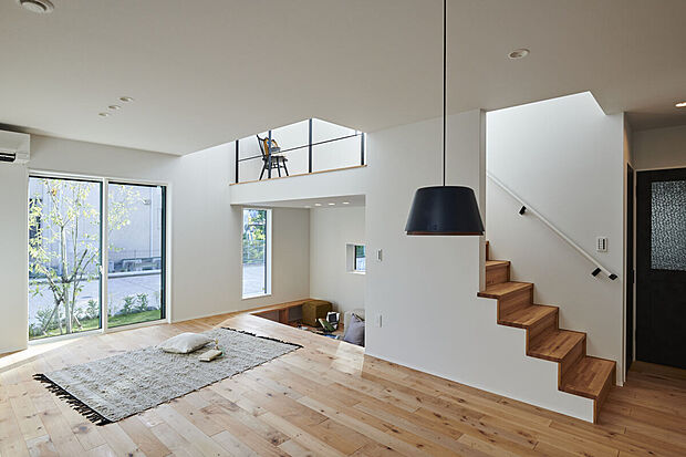 【3号棟同形状　リビング】お子様がASOUBUのにピッタリな小下がり付きLDK。寝室スペースとして使うと、1階だけで生活が出来ます。階段下を活かした大きな収納はお子様の遊び道具や季節家電を収納出来ます。