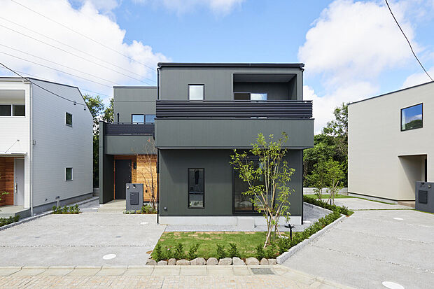 【３号棟（ASOBUとMANABU）同形状】スタイリッシュな外観デザイン。耐久性が高くメンテナンス費用が抑えられるガルバイルム外壁を使用しています。
色はブラックの予定です。