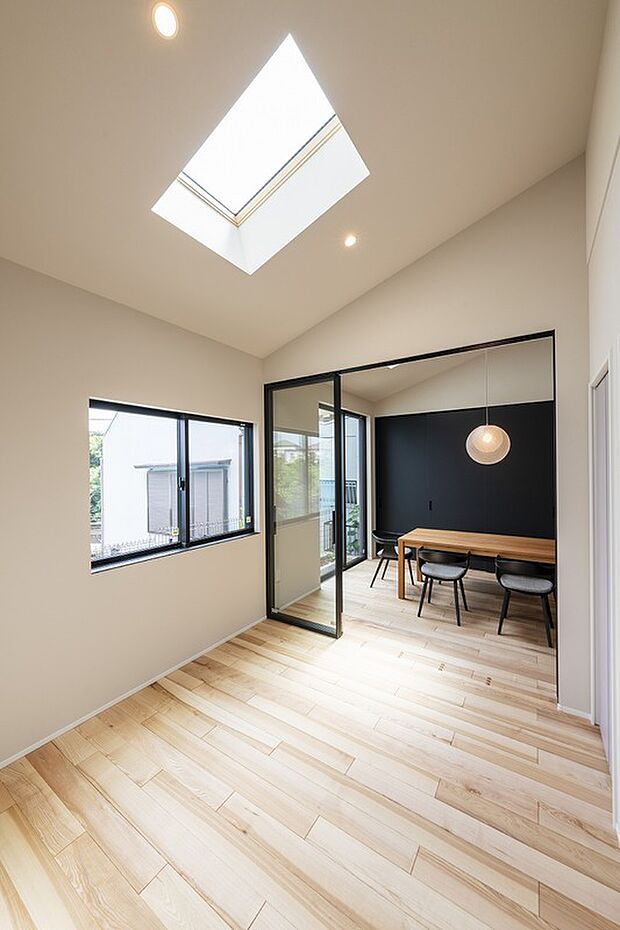 【-】勾配天井と天窓からの光で明るく開放感のある空間です。
暮らしに合わせ寝室やダイニングに。