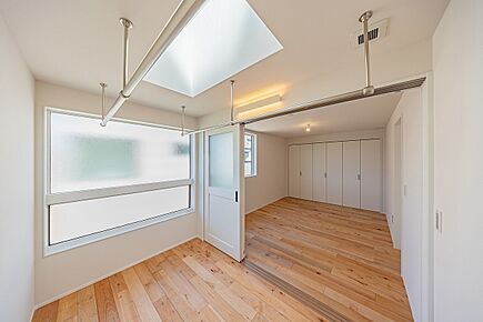 主寝室は広いサンルーム付き。共働きや子育て世帯の方から「朝夜・季節・天気に関わらずたっぷり干せて、とても便利」とお声をいただいております。 