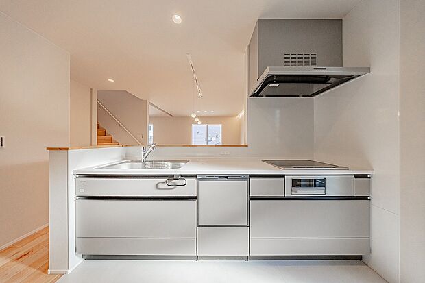 【-】タカラスタンダード製キッチンを採用。
傷がつきにくく、汚れが染み込まないホーローだから日々のお手入れは水拭きのみでOK。油が跳ねやすいレンジフードやコンロの掃除も楽々です。