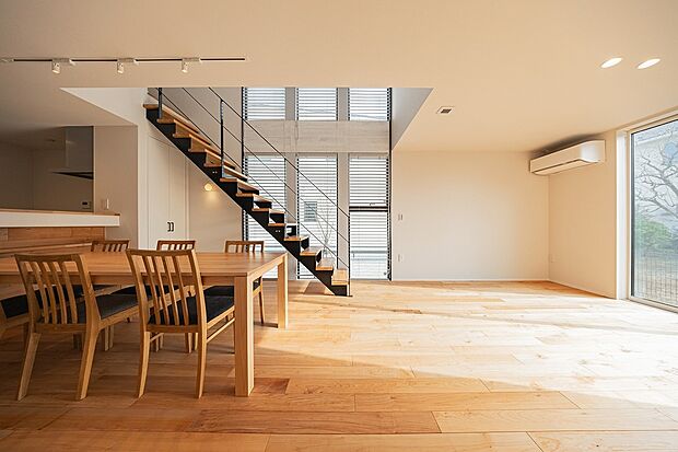 【6号棟　ZOOT】印象的な６連窓から自然光が降り注ぎ、吹き抜けとリビング階段が生む開放感。無垢材の温もりとスタイリッシュなデザインが融合した、心地よく暮らせる住まいです。