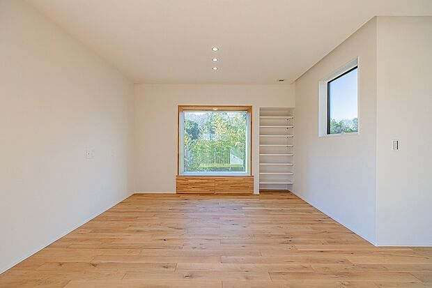 【-】解放感を最大限に感じるよう設計した、2階リビング。シンプルで洗練されたデザインに、優しい光が差し込むダイニング。家族や友人と自然と会話が弾む、心地よい時間を楽しめる空間です。