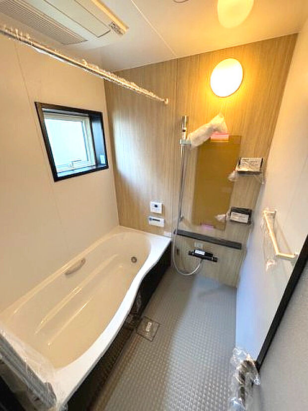 1日の疲れを癒すゆったりとした一坪サイズのバスルーム！足を伸ばせるバスタブで癒しのひと時をお過ごしください。（1号地）