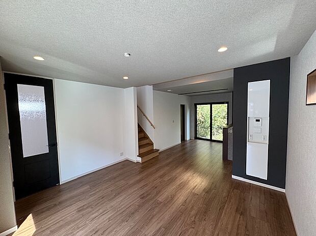 【11号地】19帖の広々LDKはIoTニッチ壁が生活感が抑え、スマートなリビング空間を実現しています。