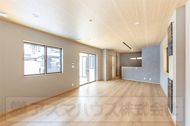 ご家族が集まるLDKは、広々18.5帖！リビングスルー階段で、家族がつながりあえる空間設計。