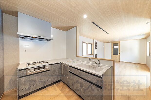 ご家族とコミュニケーションがとりやすいL型対面式キッチンです。