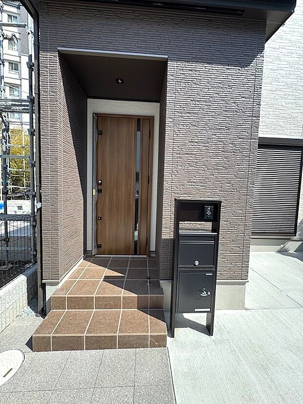 【【11号地・玄関ポーチ】】小さな荷物ならスムーズに受け取れる、宅配ボックス付きのポストです。