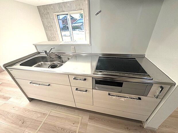 【IHクッキングヒーター】お子さまもシニア世代も安全に使えるので、お料理もしやすいですね！夏場の調理もガス火ほど暑くありません。