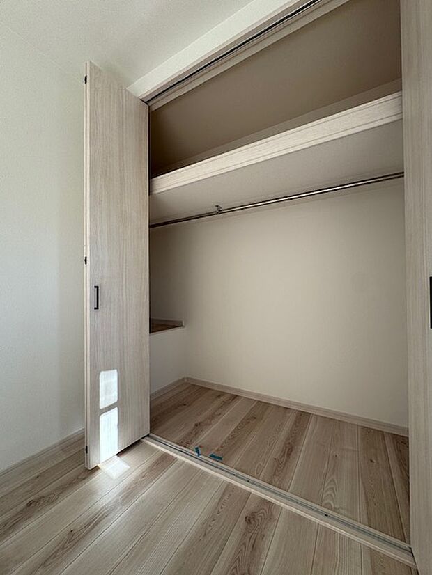 【クローゼット】洋室7.2帖には、壁一面の大容量クローゼット！