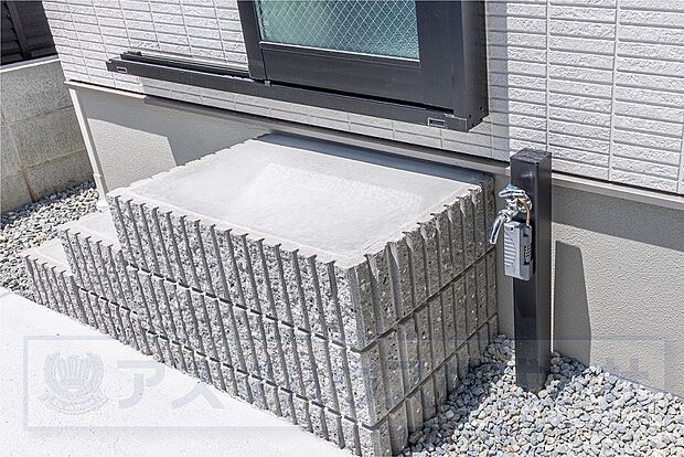 【【立水栓】】勝手口には洗車時などに重宝する立水栓が備わっています。