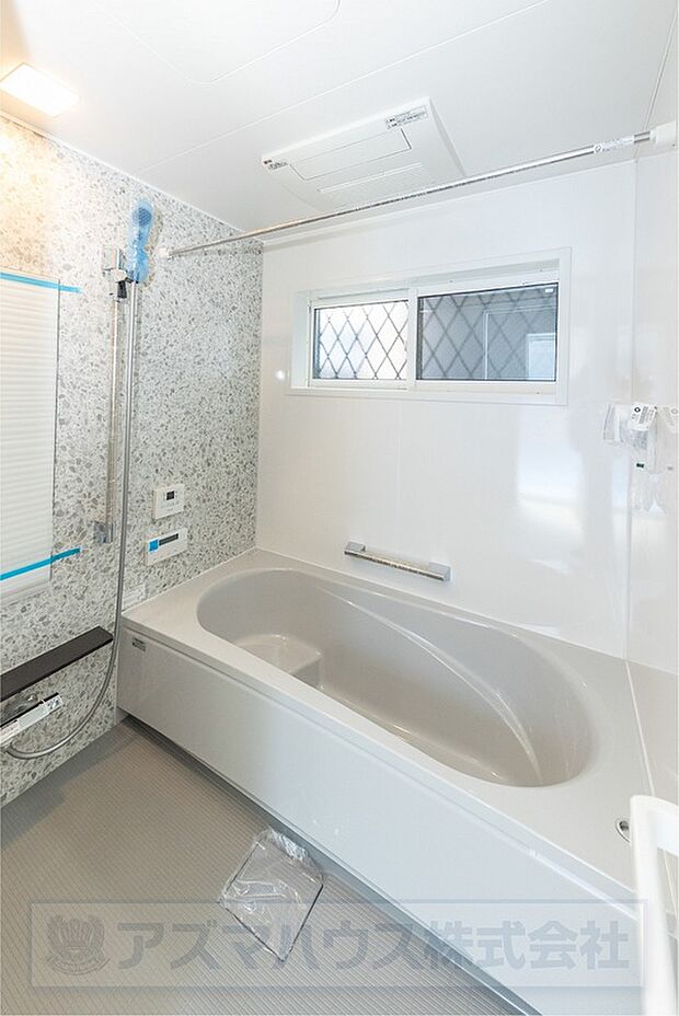 【【浴室】】一坪サイズの広々としたバスルーム！ゆったりとした浴槽に浸かって一日の疲れを癒していただけます。