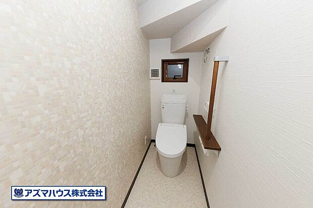 【【1号地・トイレ】】よく使う場所だからこだわります！アクセントクロスを用いるなどして、より快適な空間に仕上げています！