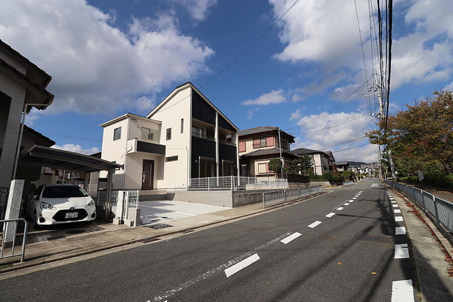 【前面道路含む現地写真】　前面道路はゆったりとした広さのある約9.5mです。