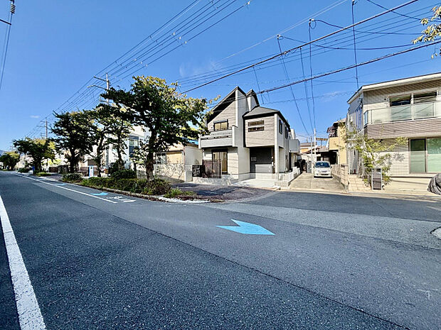 外観写真 前面道路は約12.2mと余裕のある広さ♪並列駐車で駐車の苦手な方でも簡単に停められます!