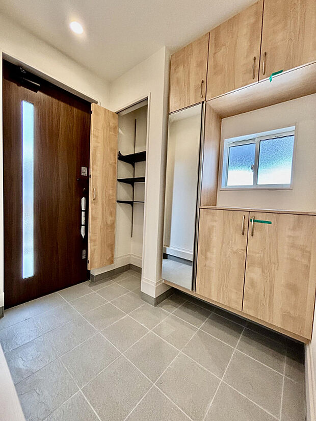 玄関 玄関収納には、流行りのシューズインクローク付き!4段可動棚で高さの調節も可能♪