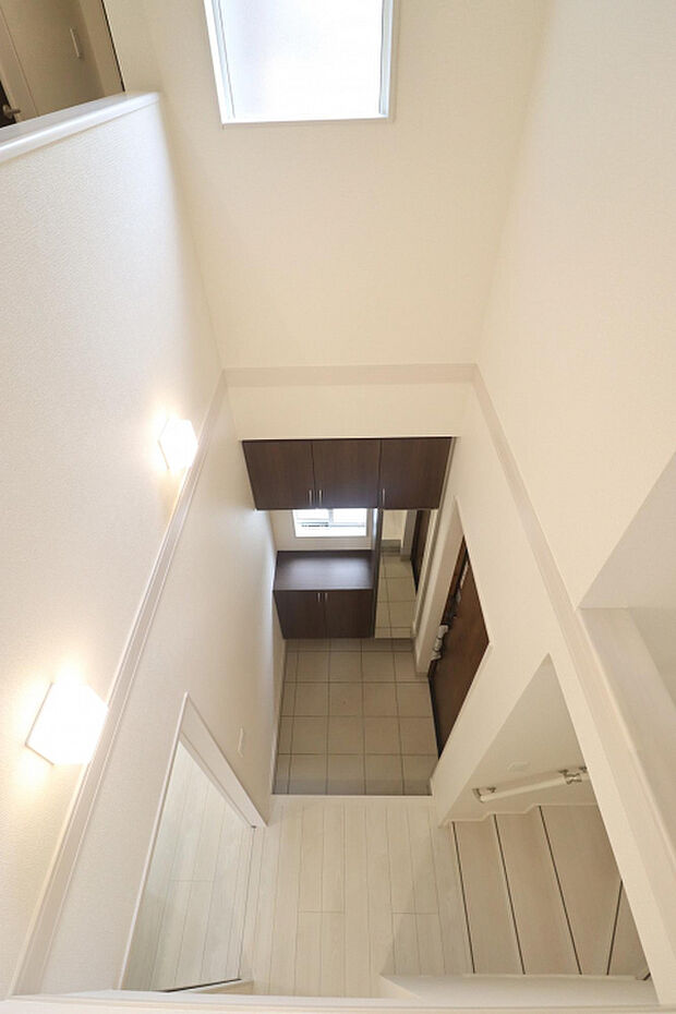 【玄関　吹抜】　自然光が入り明るい吹き抜けを採用した、開放感のある玄関です。