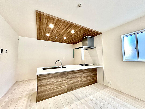 【キッチン】　キッチンは、オシャレなペニンシュラキッチンを採用！カッコよさはさることながら、リビングが見渡せる対面式の為、使い勝手もGOOD♪