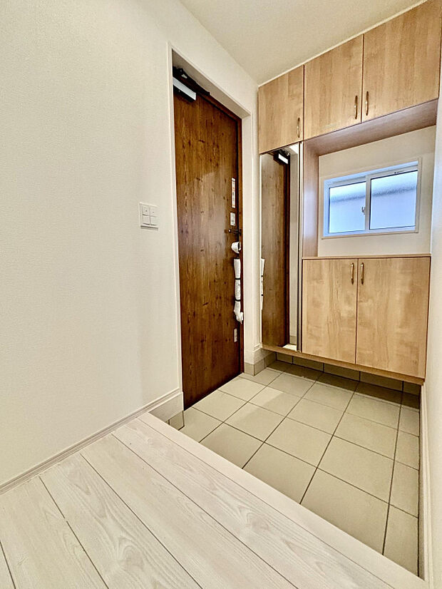 【【玄関】】玄関扉には「カザスプラス」のカードキーを採用！　玄関収納は全身鏡付きです。