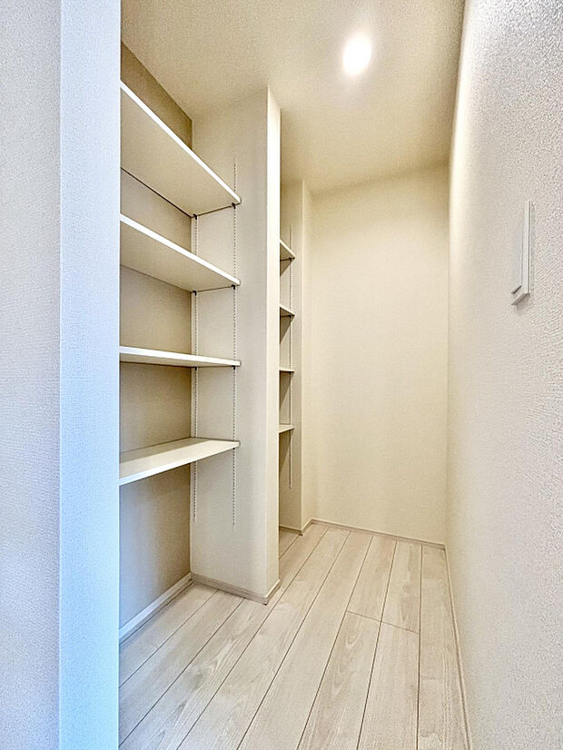 【【パントリー】】災害に備えて多めに食料品や飲料を置いておく備蓄庫としても活用できます。