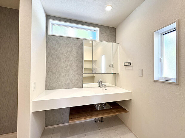 【【洗面化粧台】】デザインと機能性にこだわったオリジナル洗面台！「おしゃれに、使いやすく」がテーマの固定下棚や、簡単なお手入れで清潔さを保つ「シームアンダーボウル」を採用♪