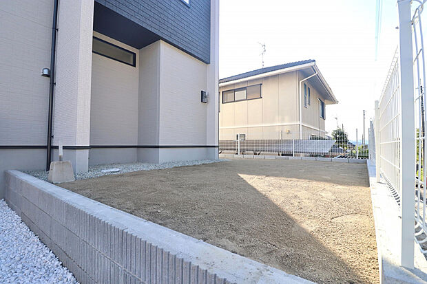 【【庭（北側）】】建物の北側にもお庭があり、家庭菜園などを楽しむことができます。