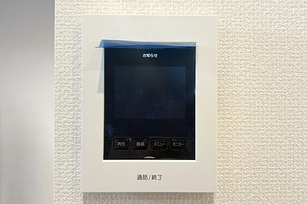 【【来訪者を映像で確認できるモニターを搭載】】自動・手動での静止画録画機能に加え、わかりやすい表示で誰でも簡単に操作できます。