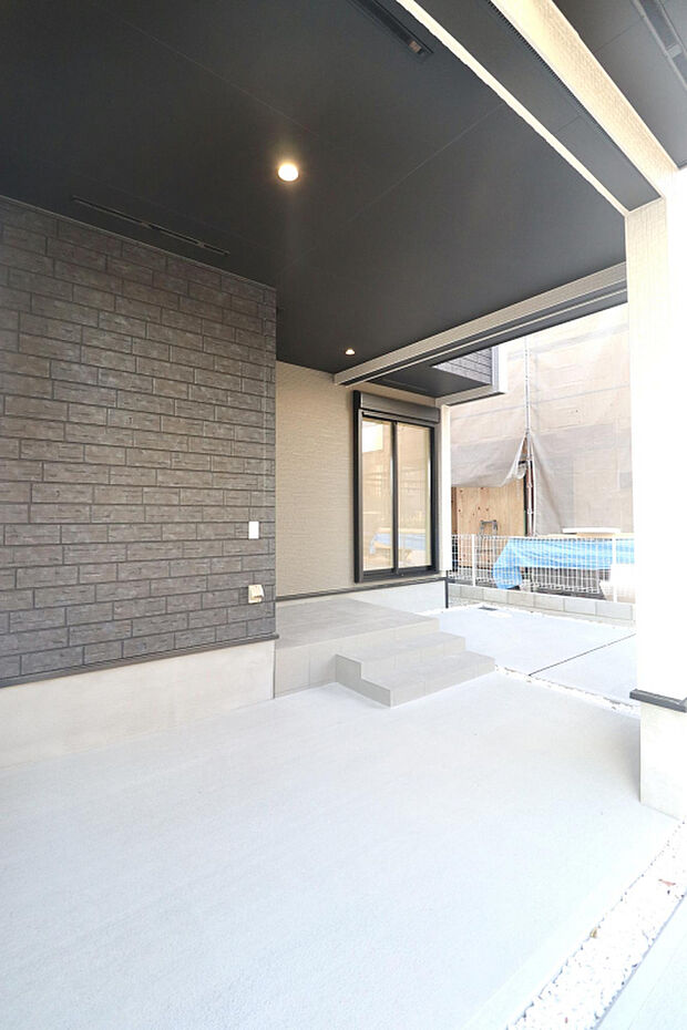 【カースペース】雨にぬれずに車から玄関まで移動できます。