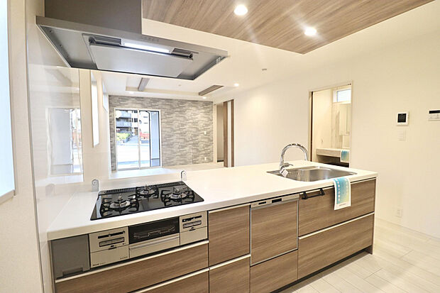 【キッチン】食器洗浄乾燥機を完備したシステムキッチン！　毎日の大変な家事の一助になってくれます。