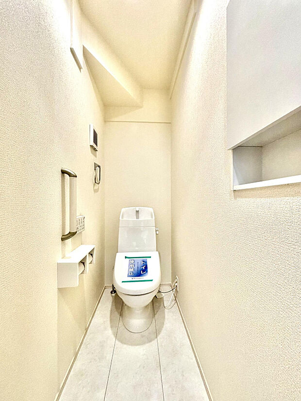 【【トイレ】】大きいボタンで操作がしやすい「ワイヤレスリモコン」！「水ハネ防止タンク」はゆったりした設計で手が洗いやすく、お手入れ楽々な樹脂を採用しています♪