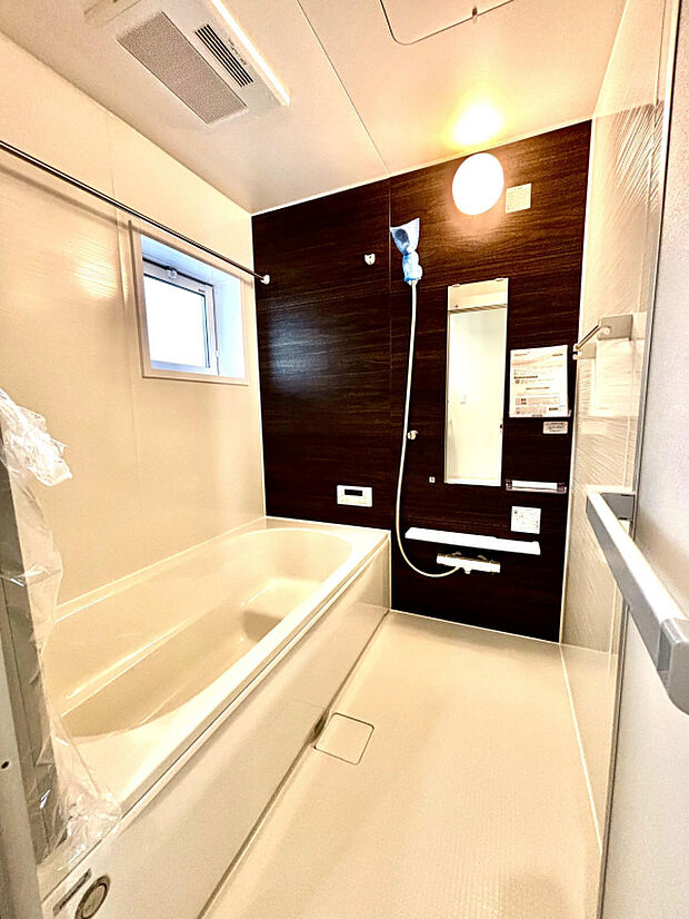 【【バスルーム】】「暖房換気乾燥機」は一番風呂でも暖かく、急激な温度変化がもたらす悪影響も少なくなります♪冬場の洗たく干しも浴室乾燥にお任せあれ！