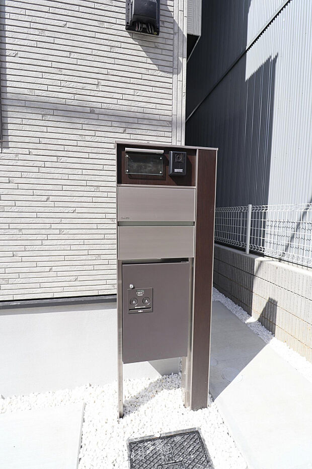 【【インターホン・宅配ボックス】】不在時でも荷物を受け取れるよう、宅配ボックス付きの門柱を設置しました。
