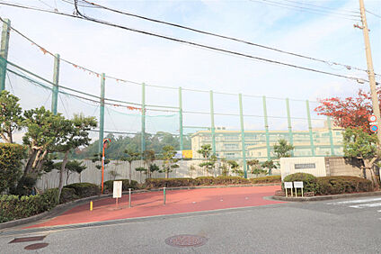 宝塚市立光が丘中学校 171m