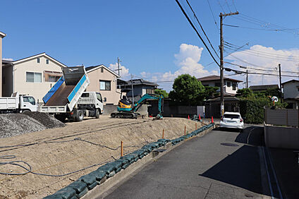 【前面道路含む現地写真】
